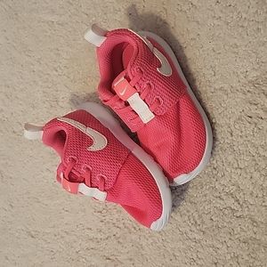 Nike pink toddler shoes